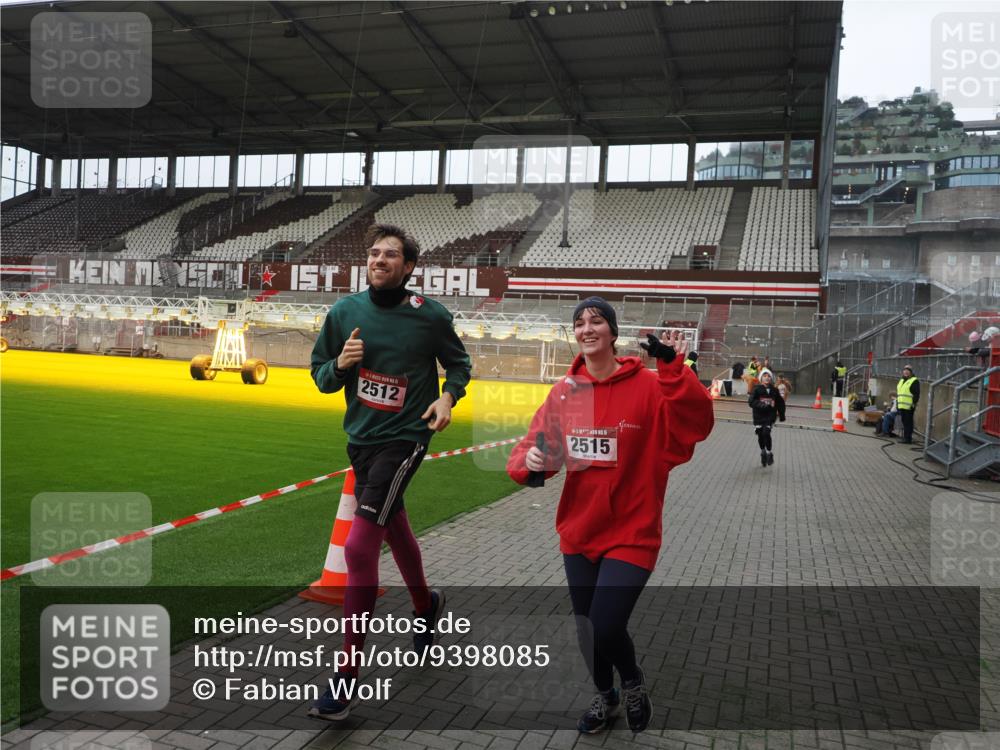 07.12.2025 - St. Pauli X-Mass-Run No. 15 Fabian Wolf http://msf.ph/oto/9398085 07.12.2025 10:48:52 Ziel 379, 590, 592, 1009, 1019, 1087, 1188, 1189, 1895, 2268, 2269, 2512, 2515, 3346 meine-sportfotos.de