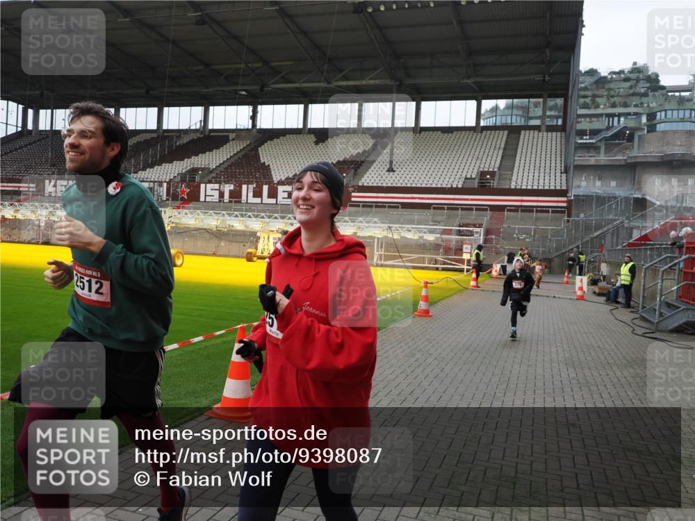 07.12.2025 - St. Pauli X-Mass-Run No. 15 Fabian Wolf http://msf.ph/oto/9398087 07.12.2025 10:48:52 Ziel 379, 590, 592, 1009, 1019, 1087, 1188, 1189, 1895, 2268, 2269, 2512, 2515, 3346 meine-sportfotos.de