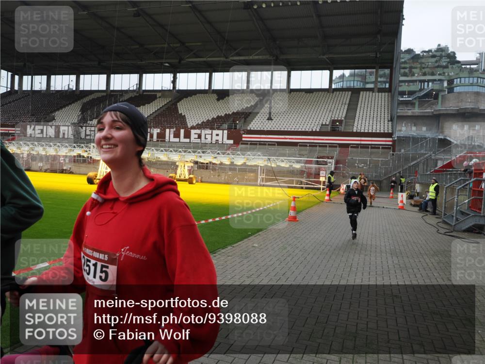 07.12.2025 - St. Pauli X-Mass-Run No. 15 Fabian Wolf http://msf.ph/oto/9398088 07.12.2025 10:48:52 Ziel 379, 590, 592, 1009, 1019, 1087, 1188, 1189, 1895, 2268, 2269, 2512, 2515, 3346 meine-sportfotos.de