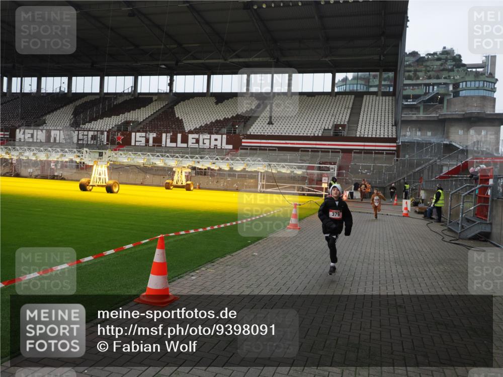 07.12.2025 - St. Pauli X-Mass-Run No. 15 Fabian Wolf http://msf.ph/oto/9398091 07.12.2025 10:48:53 Ziel 379, 590, 592, 1009, 1019, 1087, 1188, 1189, 1895, 2268, 2269, 2512, 2515, 3346 meine-sportfotos.de