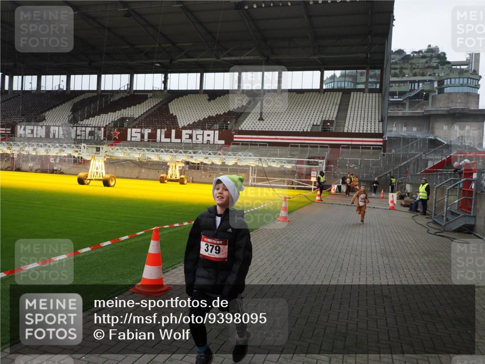 07.12.2025 - St. Pauli X-Mass-Run No. 15 Fabian Wolf http://msf.ph/oto/9398095 07.12.2025 10:48:54 Ziel 379, 590, 592, 1009, 1019, 1087, 1188, 1189, 1895, 2268, 2269, 2512, 2515, 3346 meine-sportfotos.de