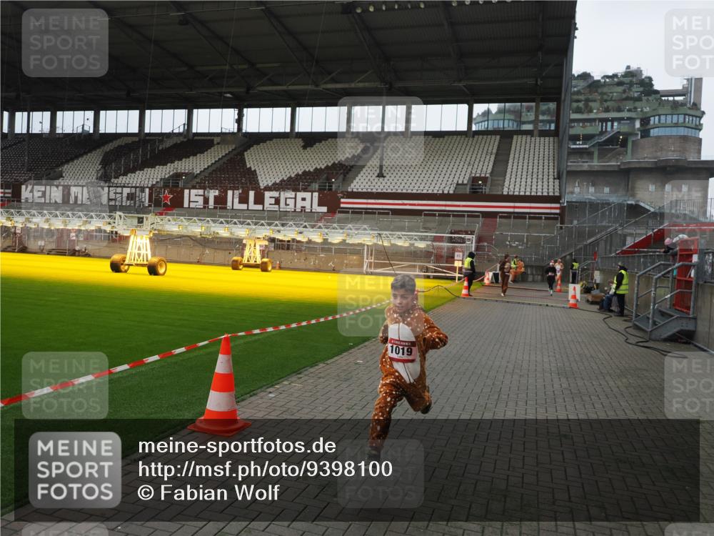07.12.2025 - St. Pauli X-Mass-Run No. 15 Fabian Wolf http://msf.ph/oto/9398100 07.12.2025 10:48:56 Ziel 379, 590, 592, 1019, 1164, 1166, 1188, 1189, 1895, 2268, 2269, 2512, 2515 meine-sportfotos.de