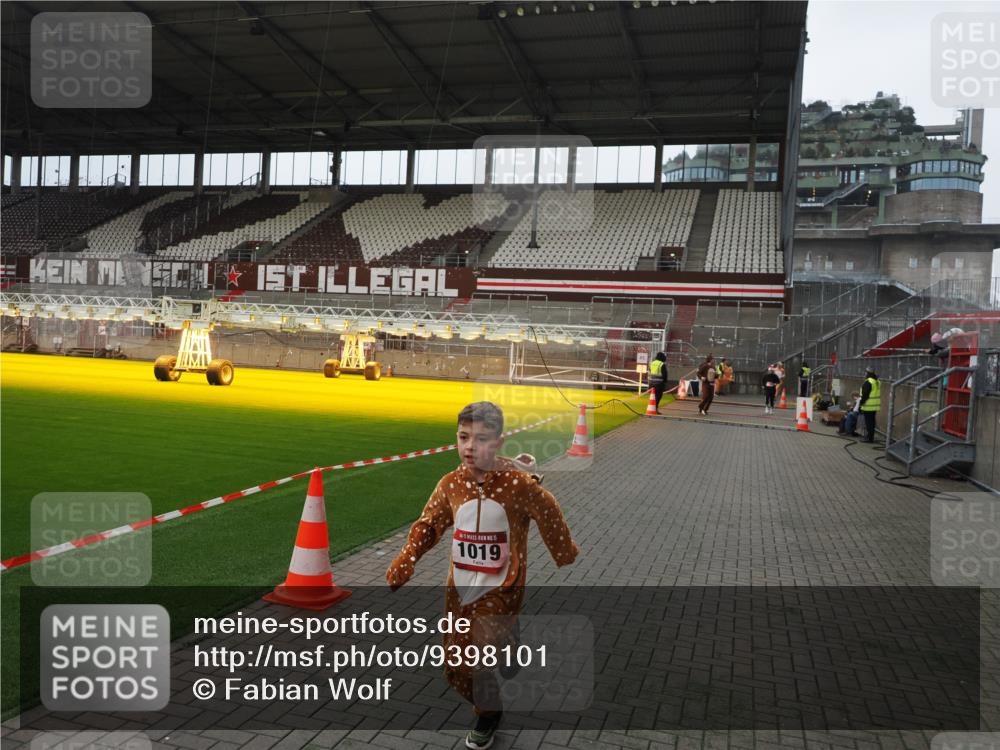 07.12.2025 - St. Pauli X-Mass-Run No. 15 Fabian Wolf http://msf.ph/oto/9398101 07.12.2025 10:48:56 Ziel 379, 590, 592, 1019, 1164, 1166, 1188, 1189, 1895, 2268, 2269, 2512, 2515 meine-sportfotos.de