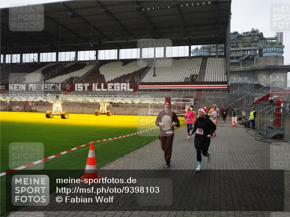 07.12.2025 - St. Pauli X-Mass-Run No. 15 Fabian Wolf http://msf.ph/oto/9398103 07.12.2025 10:49:04 Ziel 191, 194, 379, 471, 1019, 1155, 1164, 1166, 2515, 3369 meine-sportfotos.de