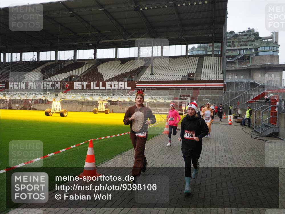 07.12.2025 - St. Pauli X-Mass-Run No. 15 Fabian Wolf http://msf.ph/oto/9398106 07.12.2025 10:49:04 Ziel 191, 194, 379, 471, 1019, 1155, 1164, 1166, 2515, 3369 meine-sportfotos.de