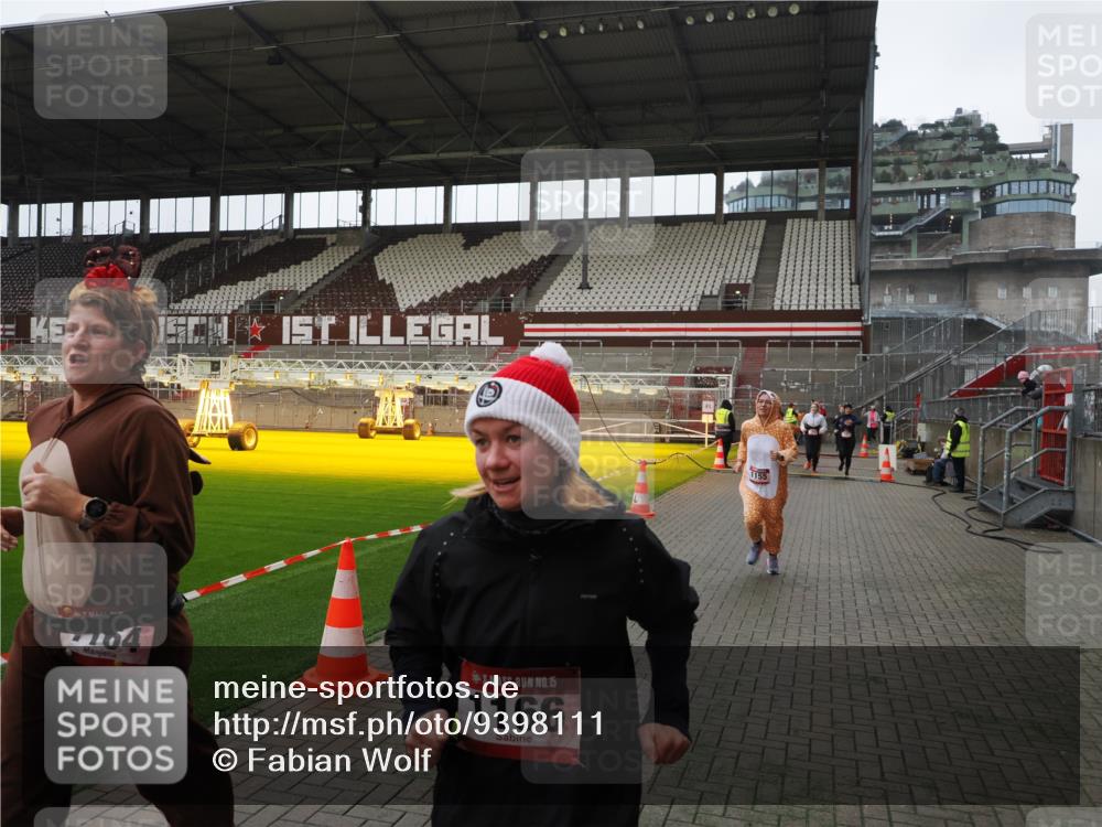 07.12.2025 - St. Pauli X-Mass-Run No. 15 Fabian Wolf http://msf.ph/oto/9398111 07.12.2025 10:49:05 Ziel 191, 194, 379, 471, 1019, 1155, 1164, 1166, 2921, 2933, 3369 meine-sportfotos.de