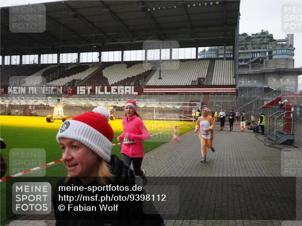 07.12.2025 - St. Pauli X-Mass-Run No. 15 Fabian Wolf http://msf.ph/oto/9398112 07.12.2025 10:49:05 Ziel 191, 194, 379, 471, 1019, 1155, 1164, 1166, 2921, 2933, 3369 meine-sportfotos.de