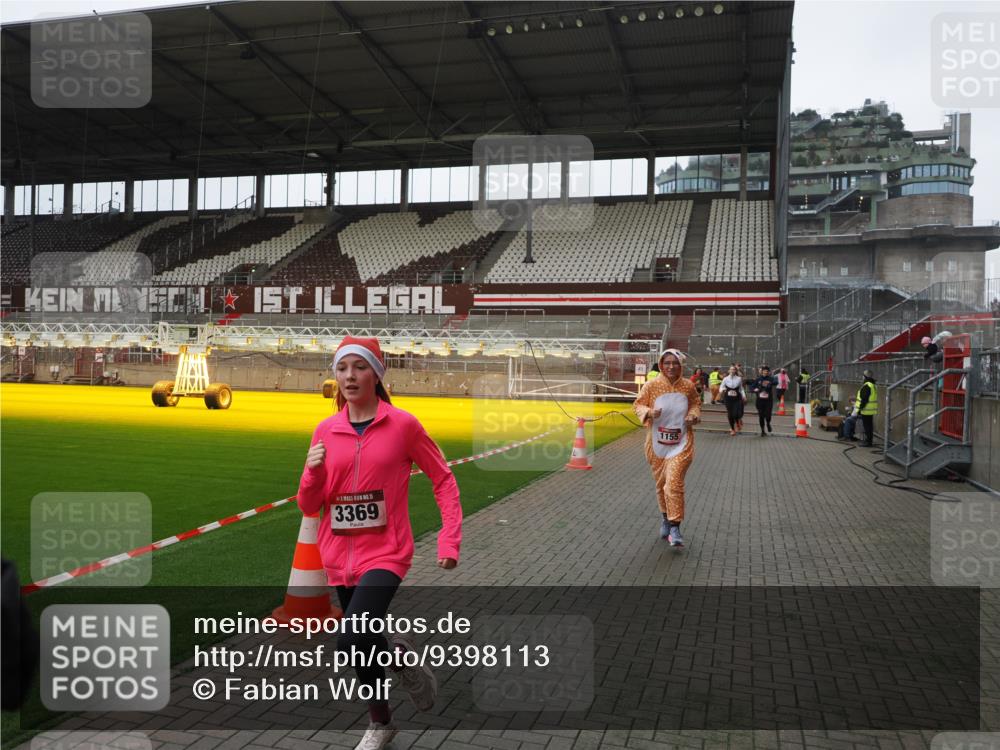 07.12.2025 - St. Pauli X-Mass-Run No. 15 Fabian Wolf http://msf.ph/oto/9398113 07.12.2025 10:49:06 Ziel 191, 194, 379, 471, 1019, 1155, 1164, 1166, 2921, 2933, 3369 meine-sportfotos.de