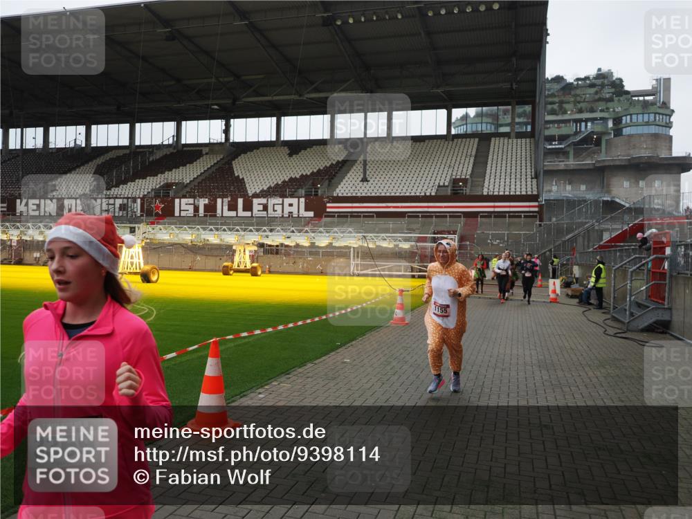 07.12.2025 - St. Pauli X-Mass-Run No. 15 Fabian Wolf http://msf.ph/oto/9398114 07.12.2025 10:49:06 Ziel 191, 194, 379, 471, 1019, 1155, 1164, 1166, 2921, 2933, 3369 meine-sportfotos.de
