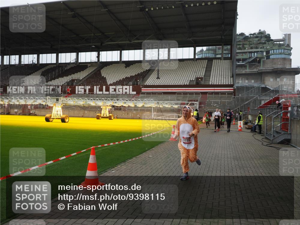 07.12.2025 - St. Pauli X-Mass-Run No. 15 Fabian Wolf http://msf.ph/oto/9398115 07.12.2025 10:49:06 Ziel 191, 194, 379, 471, 1019, 1155, 1164, 1166, 2921, 2933, 3369 meine-sportfotos.de
