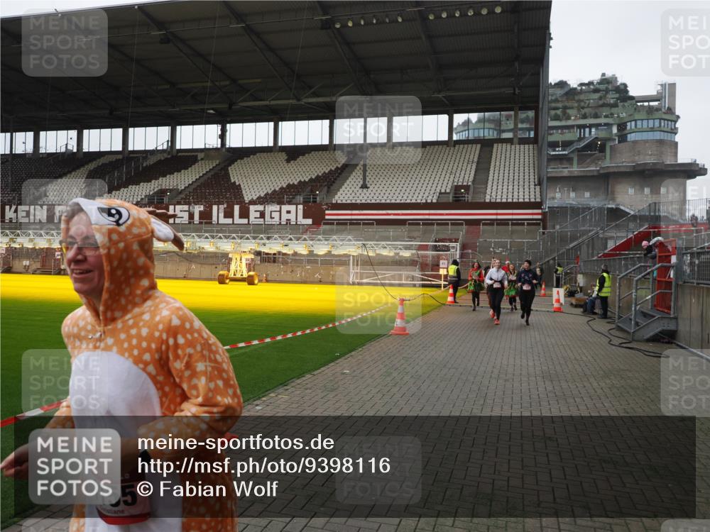 07.12.2025 - St. Pauli X-Mass-Run No. 15 Fabian Wolf http://msf.ph/oto/9398116 07.12.2025 10:49:08 Ziel 191, 194, 379, 471, 1019, 1155, 1164, 1166, 1370, 1372, 2921, 2933, 3369 meine-sportfotos.de