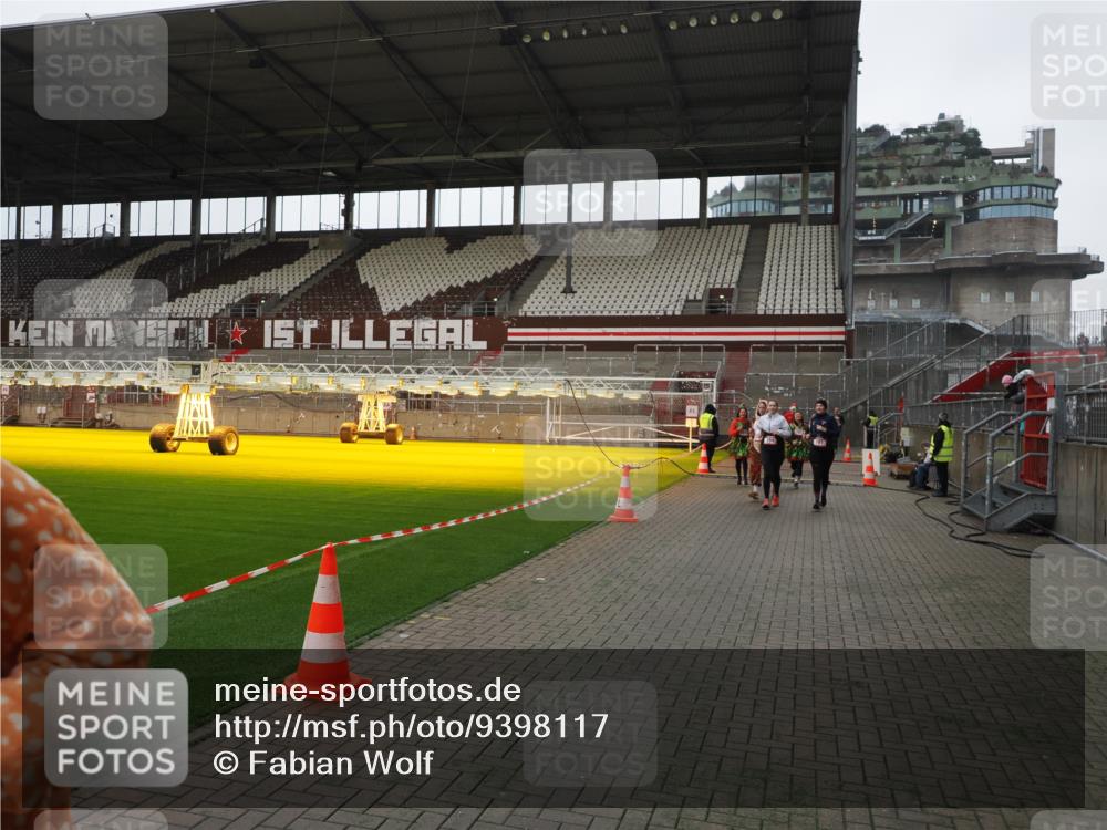 07.12.2025 - St. Pauli X-Mass-Run No. 15 Fabian Wolf http://msf.ph/oto/9398117 07.12.2025 10:49:08 Ziel 191, 194, 379, 471, 1019, 1155, 1164, 1166, 1370, 1372, 2921, 2933, 3369 meine-sportfotos.de
