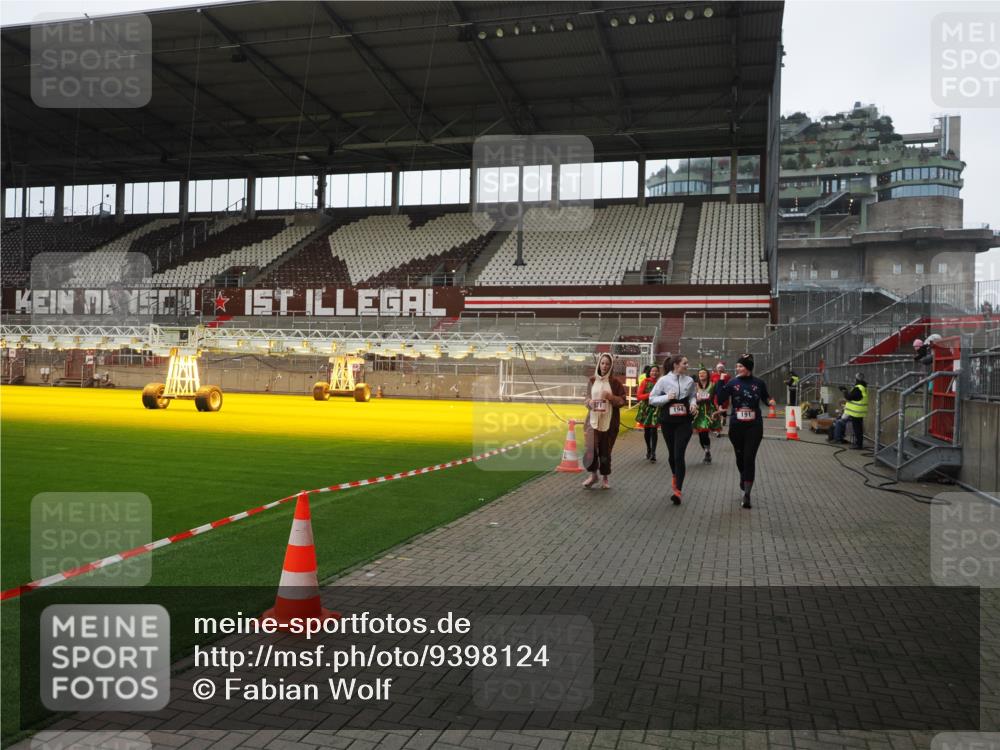 07.12.2025 - St. Pauli X-Mass-Run No. 15 Fabian Wolf http://msf.ph/oto/9398124 07.12.2025 10:49:10 Ziel 191, 194, 379, 471, 1019, 1155, 1164, 1166, 1370, 1372, 2921, 2933, 3366, 3369 meine-sportfotos.de