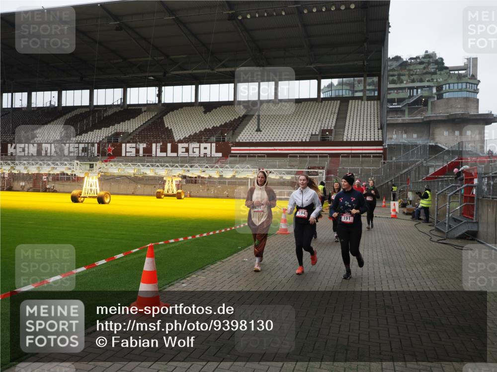 07.12.2025 - St. Pauli X-Mass-Run No. 15 Fabian Wolf http://msf.ph/oto/9398130 07.12.2025 10:49:11 Ziel 191, 194, 471, 1019, 1155, 1164, 1166, 1370, 1372, 2921, 2933, 3366, 3369 meine-sportfotos.de