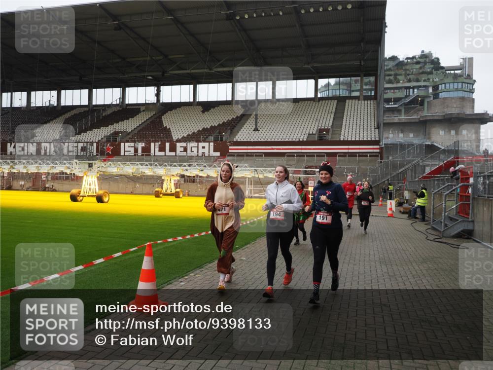 07.12.2025 - St. Pauli X-Mass-Run No. 15 Fabian Wolf http://msf.ph/oto/9398133 07.12.2025 10:49:12 Ziel 191, 194, 471, 1019, 1155, 1164, 1166, 1370, 1372, 2764, 2765, 2921, 2933, 3366, 3369 meine-sportfotos.de