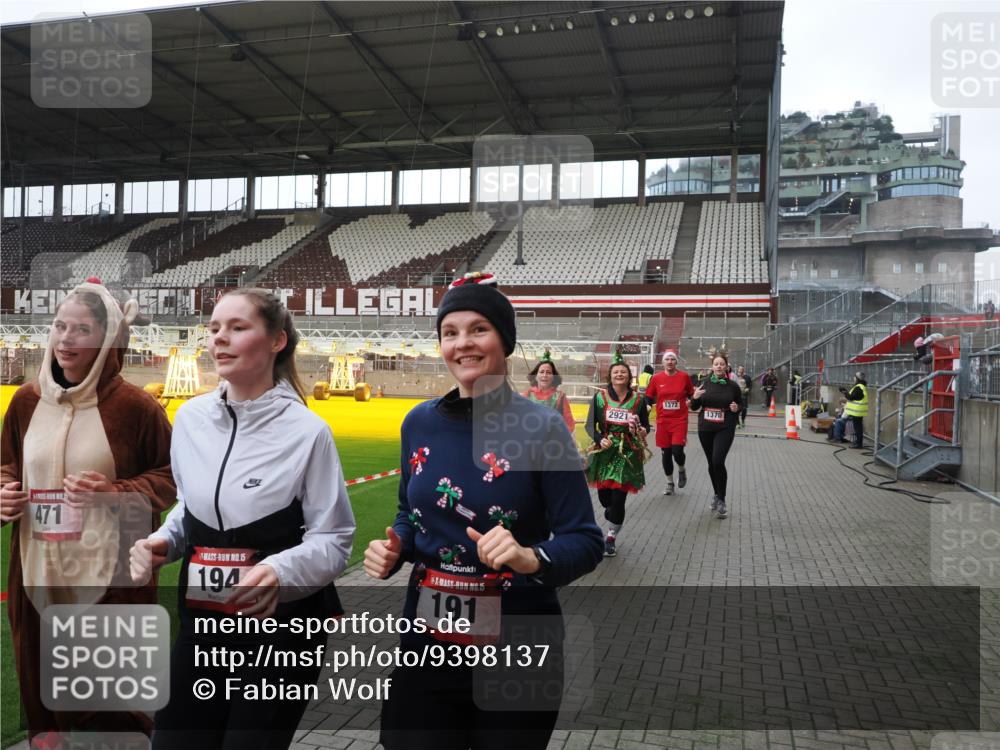 07.12.2025 - St. Pauli X-Mass-Run No. 15 Fabian Wolf http://msf.ph/oto/9398137 07.12.2025 10:49:13 Ziel 191, 194, 471, 1155, 1164, 1166, 1370, 1372, 2764, 2765, 2921, 2933, 3366, 3369 meine-sportfotos.de
