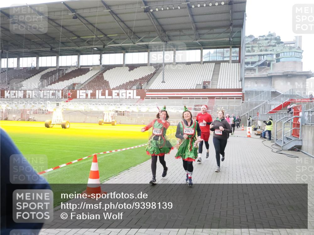 07.12.2025 - St. Pauli X-Mass-Run No. 15 Fabian Wolf http://msf.ph/oto/9398139 07.12.2025 10:49:13 Ziel 191, 194, 471, 1155, 1164, 1166, 1370, 1372, 2764, 2765, 2921, 2933, 3366, 3369 meine-sportfotos.de