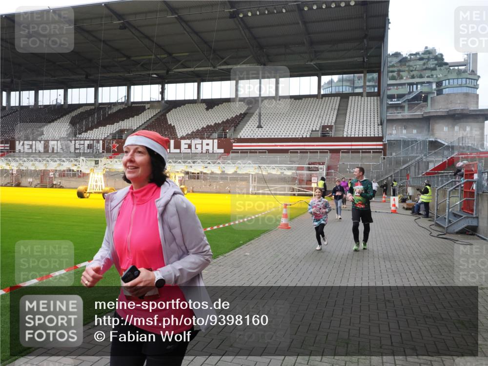 07.12.2025 - St. Pauli X-Mass-Run No. 15 Fabian Wolf http://msf.ph/oto/9398160 07.12.2025 10:49:19 Ziel 191, 194, 471, 1155, 1273, 1274, 1370, 1372, 1663, 2764, 2765, 2921, 2933, 3366, 3369 meine-sportfotos.de