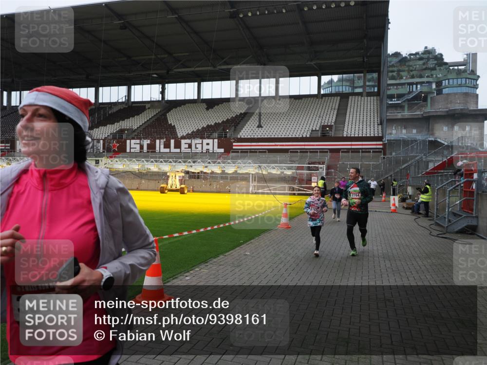 07.12.2025 - St. Pauli X-Mass-Run No. 15 Fabian Wolf http://msf.ph/oto/9398161 07.12.2025 10:49:19 Ziel 191, 194, 471, 1155, 1273, 1274, 1370, 1372, 1663, 2764, 2765, 2921, 2933, 3366, 3369 meine-sportfotos.de