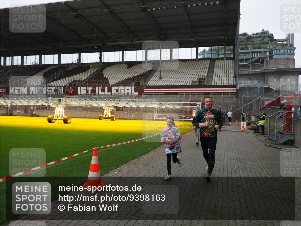 07.12.2025 - St. Pauli X-Mass-Run No. 15 Fabian Wolf http://msf.ph/oto/9398163 07.12.2025 10:49:20 Ziel 191, 194, 471, 1155, 1273, 1274, 1370, 1372, 1663, 2764, 2765, 2921, 2933, 3366, 3369 meine-sportfotos.de