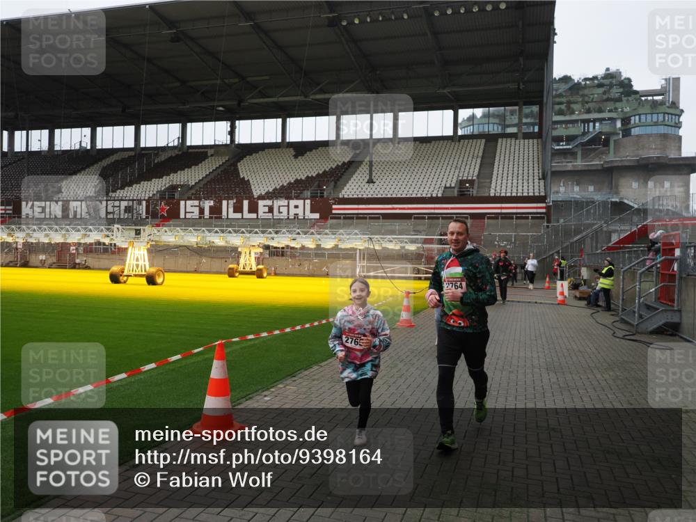 07.12.2025 - St. Pauli X-Mass-Run No. 15 Fabian Wolf http://msf.ph/oto/9398164 07.12.2025 10:49:20 Ziel 191, 194, 471, 1155, 1273, 1274, 1370, 1372, 1663, 2764, 2765, 2921, 2933, 3366, 3369 meine-sportfotos.de