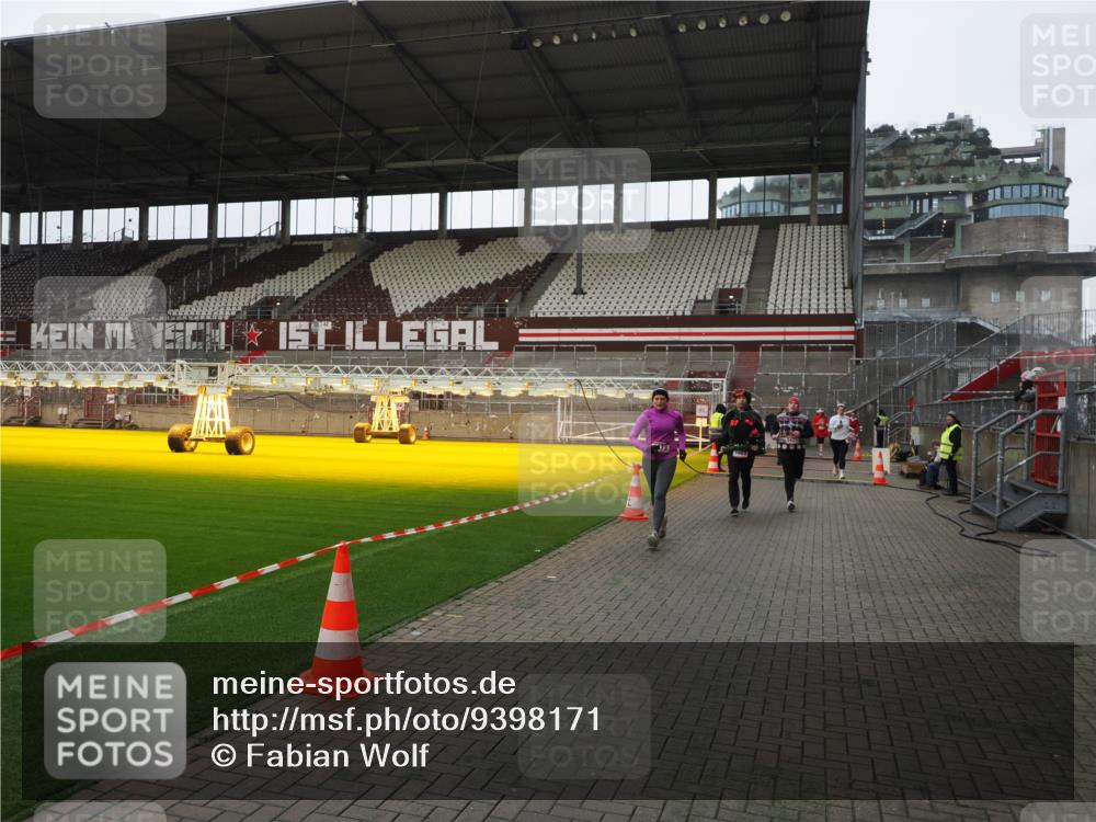 07.12.2025 - St. Pauli X-Mass-Run No. 15 Fabian Wolf http://msf.ph/oto/9398171 07.12.2025 10:49:23 Ziel 191, 194, 471, 890, 1273, 1274, 1370, 1372, 1663, 2301, 2421, 2764, 2765, 2921, 2933, 3366 meine-sportfotos.de