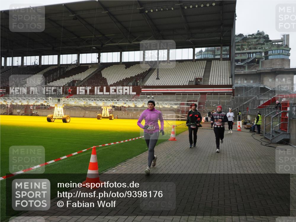 07.12.2025 - St. Pauli X-Mass-Run No. 15 Fabian Wolf http://msf.ph/oto/9398176 07.12.2025 10:49:24 Ziel 191, 194, 471, 890, 1273, 1274, 1370, 1372, 1663, 2299, 2301, 2421, 2764, 2765, 2921, 2933, 3366 meine-sportfotos.de