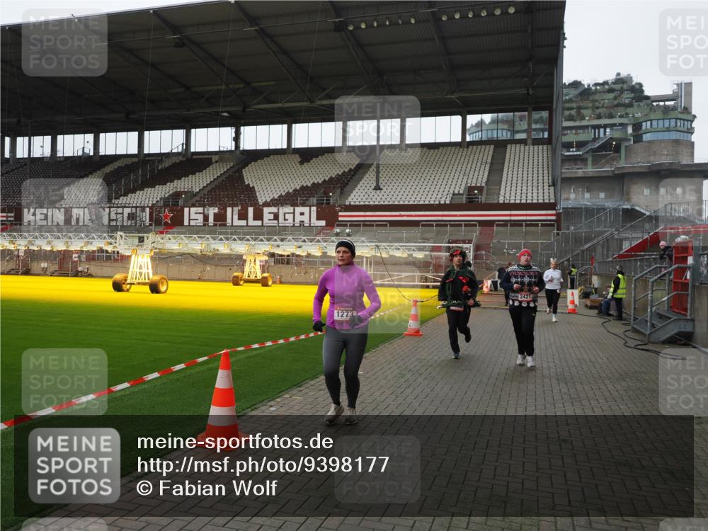 07.12.2025 - St. Pauli X-Mass-Run No. 15 Fabian Wolf http://msf.ph/oto/9398177 07.12.2025 10:49:25 Ziel 890, 1273, 1274, 1370, 1372, 1663, 2299, 2301, 2421, 2764, 2765, 2921, 2933, 3366 meine-sportfotos.de