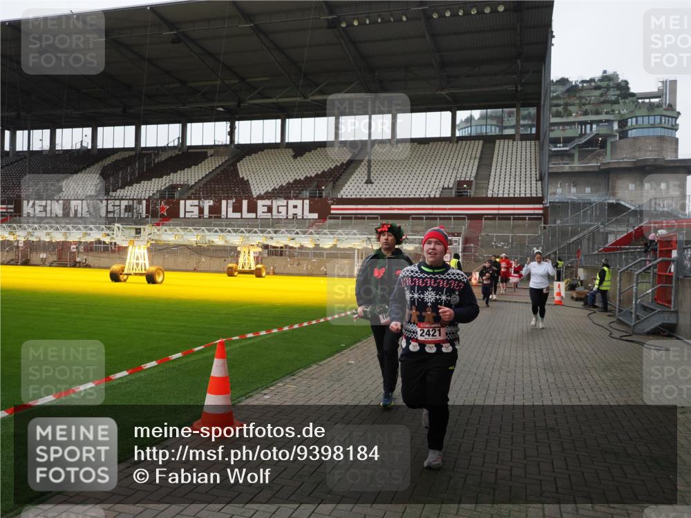 07.12.2025 - St. Pauli X-Mass-Run No. 15 Fabian Wolf http://msf.ph/oto/9398184 07.12.2025 10:49:26 Ziel 157, 890, 1273, 1274, 1370, 1372, 1663, 2299, 2301, 2421, 2764, 2765, 3366 meine-sportfotos.de