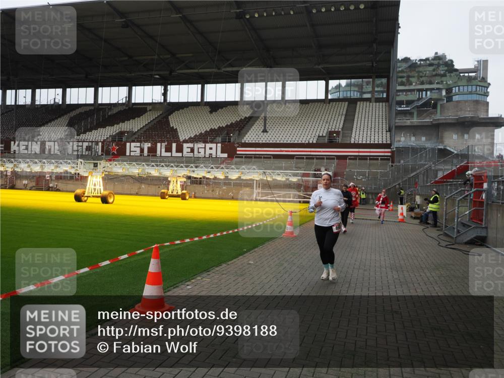 07.12.2025 - St. Pauli X-Mass-Run No. 15 Fabian Wolf http://msf.ph/oto/9398188 07.12.2025 10:49:29 Ziel 157, 890, 1179, 1273, 1274, 1663, 2299, 2301, 2421, 2764, 2765, 3366 meine-sportfotos.de