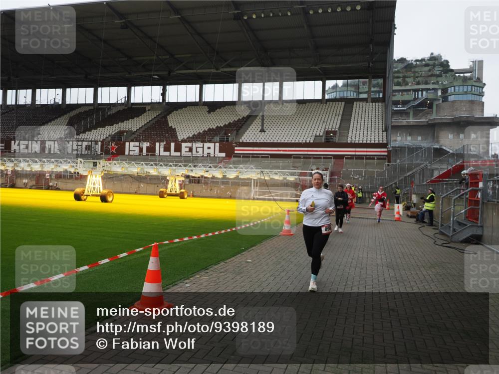 07.12.2025 - St. Pauli X-Mass-Run No. 15 Fabian Wolf http://msf.ph/oto/9398189 07.12.2025 10:49:29 Ziel 157, 890, 1179, 1273, 1274, 1663, 2299, 2301, 2421, 2764, 2765, 3366 meine-sportfotos.de