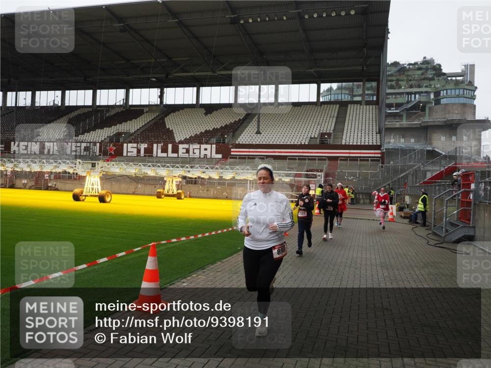 07.12.2025 - St. Pauli X-Mass-Run No. 15 Fabian Wolf http://msf.ph/oto/9398191 07.12.2025 10:49:30 Ziel 157, 890, 1179, 1273, 1274, 1663, 2299, 2301, 2421, 2764, 2765, 3366 meine-sportfotos.de