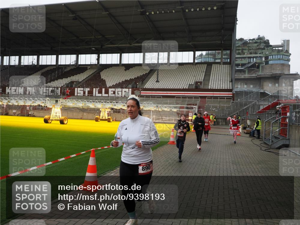 07.12.2025 - St. Pauli X-Mass-Run No. 15 Fabian Wolf http://msf.ph/oto/9398193 07.12.2025 10:49:30 Ziel 157, 890, 1179, 1273, 1274, 1663, 2299, 2301, 2421, 2764, 2765, 3366 meine-sportfotos.de