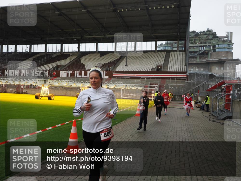 07.12.2025 - St. Pauli X-Mass-Run No. 15 Fabian Wolf http://msf.ph/oto/9398194 07.12.2025 10:49:31 Ziel 157, 890, 1179, 1273, 1274, 1663, 2299, 2301, 2421, 2764, 2765 meine-sportfotos.de
