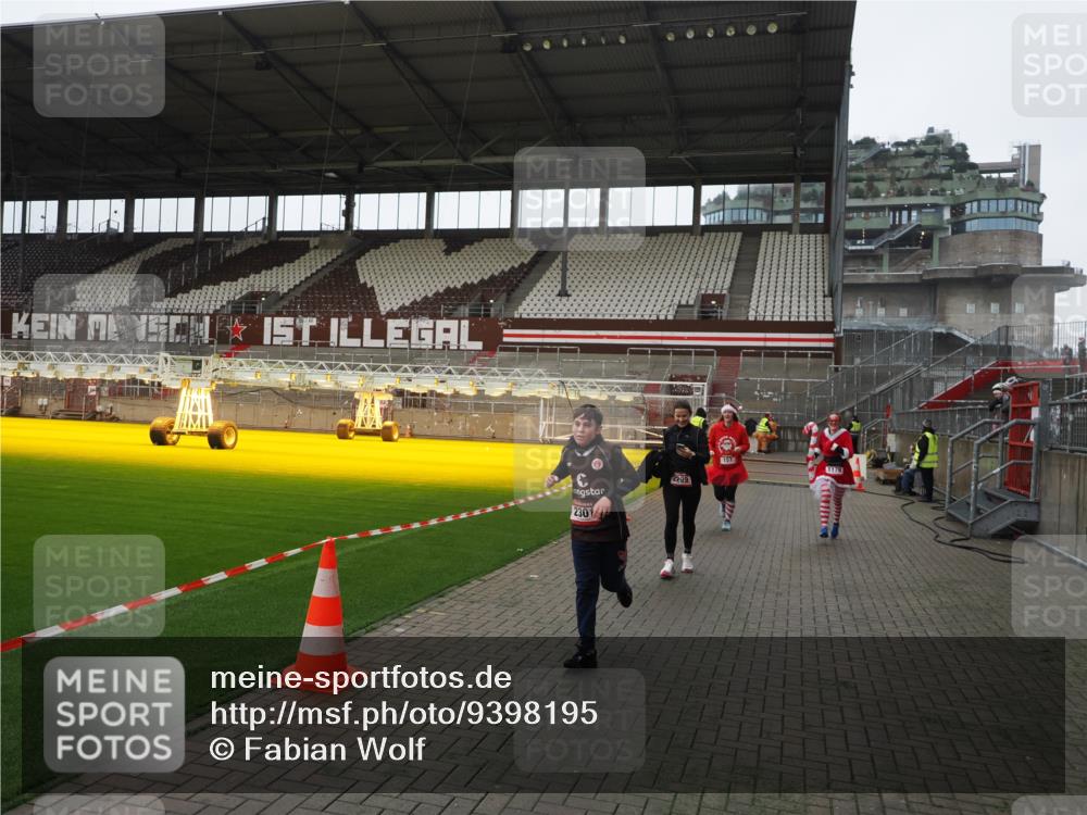 07.12.2025 - St. Pauli X-Mass-Run No. 15 Fabian Wolf http://msf.ph/oto/9398195 07.12.2025 10:49:31 Ziel 157, 890, 1179, 1273, 1274, 1663, 2299, 2301, 2421, 2764, 2765 meine-sportfotos.de