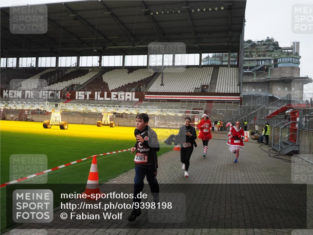 07.12.2025 - St. Pauli X-Mass-Run No. 15 Fabian Wolf http://msf.ph/oto/9398198 07.12.2025 10:49:32 Ziel 157, 890, 1179, 1273, 1274, 1663, 2299, 2301, 2421, 2764, 2765 meine-sportfotos.de