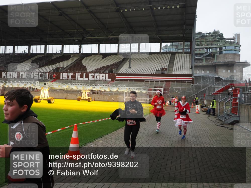 07.12.2025 - St. Pauli X-Mass-Run No. 15 Fabian Wolf http://msf.ph/oto/9398202 07.12.2025 10:49:33 Ziel 157, 890, 1179, 1273, 1274, 1663, 2299, 2301, 2421 meine-sportfotos.de