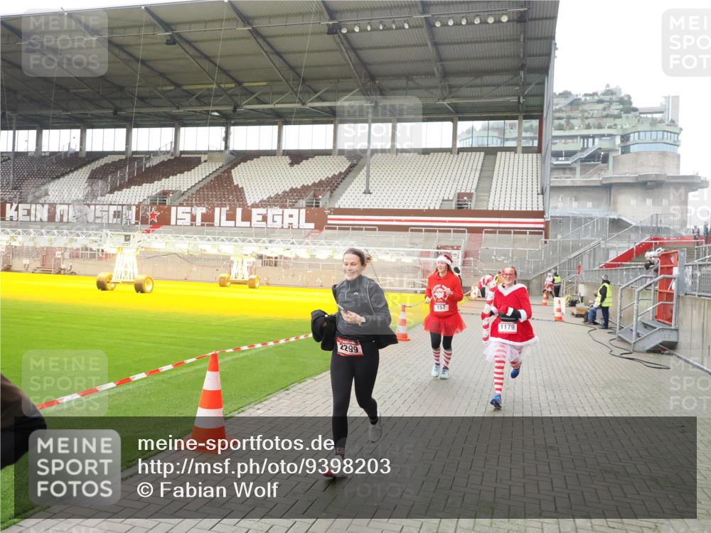 07.12.2025 - St. Pauli X-Mass-Run No. 15 Fabian Wolf http://msf.ph/oto/9398203 07.12.2025 10:49:33 Ziel 157, 890, 1179, 1273, 1274, 1663, 2299, 2301, 2421 meine-sportfotos.de