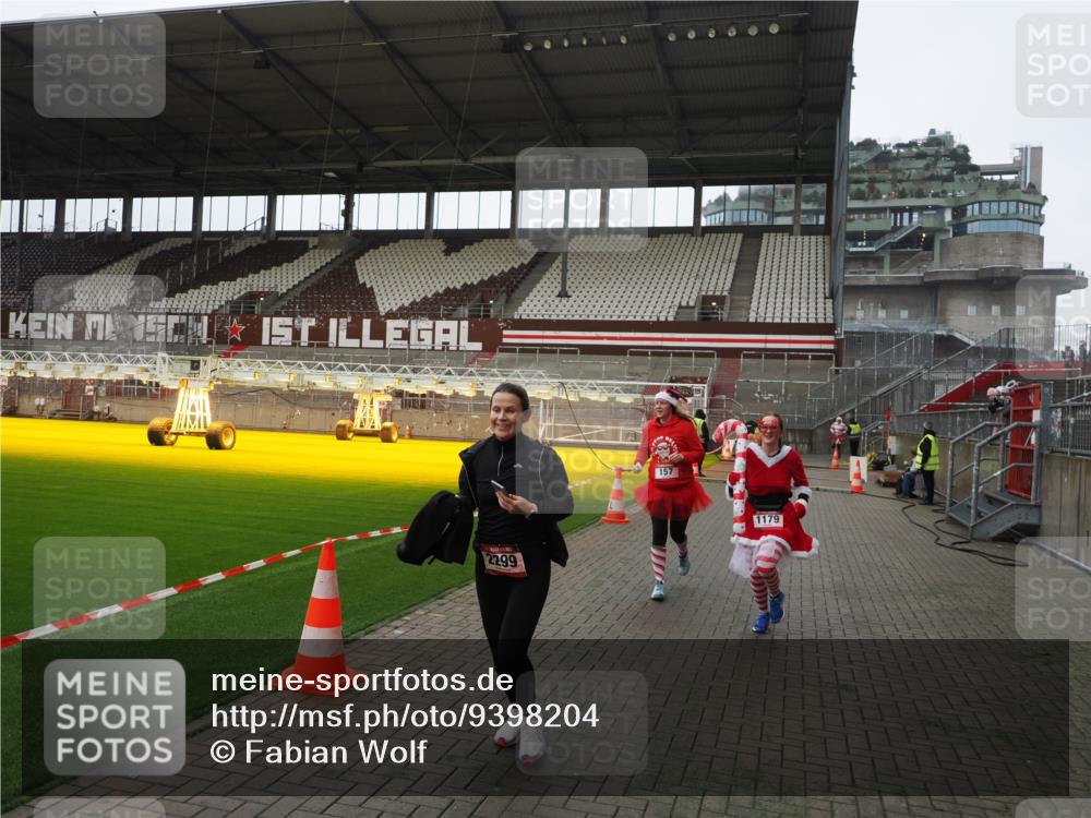 07.12.2025 - St. Pauli X-Mass-Run No. 15 Fabian Wolf http://msf.ph/oto/9398204 07.12.2025 10:49:33 Ziel 157, 890, 1179, 1273, 1274, 1663, 2299, 2301, 2421 meine-sportfotos.de