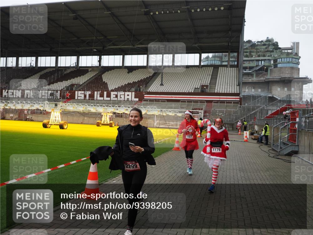 07.12.2025 - St. Pauli X-Mass-Run No. 15 Fabian Wolf http://msf.ph/oto/9398205 07.12.2025 10:49:33 Ziel 157, 890, 1179, 1273, 1274, 1663, 2299, 2301, 2421 meine-sportfotos.de