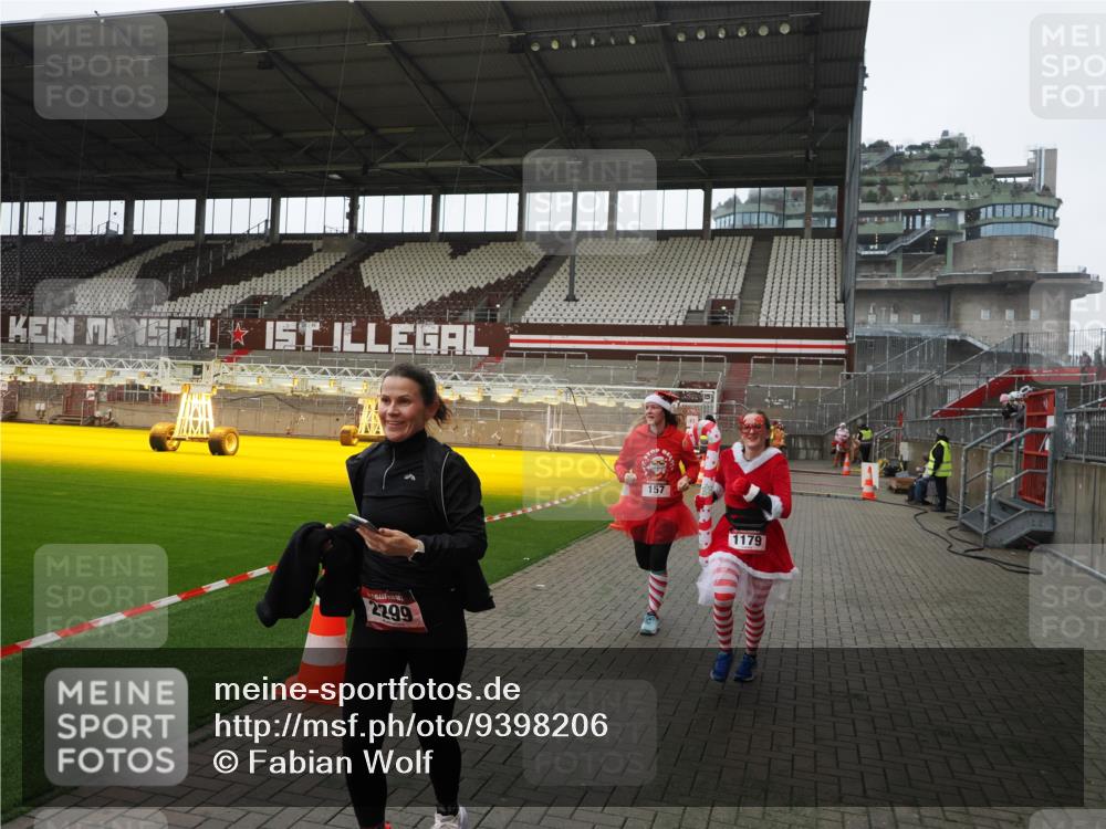 07.12.2025 - St. Pauli X-Mass-Run No. 15 Fabian Wolf http://msf.ph/oto/9398206 07.12.2025 10:49:34 Ziel 157, 890, 1179, 1273, 1274, 1663, 2299, 2301, 2421 meine-sportfotos.de