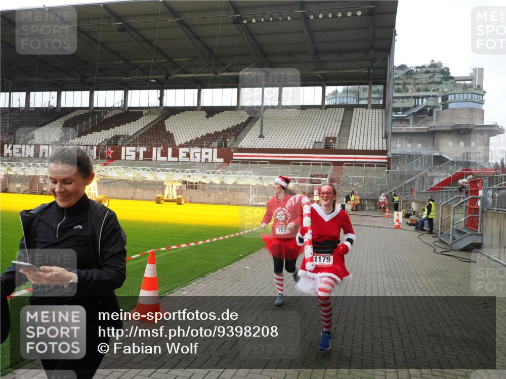 07.12.2025 - St. Pauli X-Mass-Run No. 15 Fabian Wolf http://msf.ph/oto/9398208 07.12.2025 10:49:34 Ziel 157, 890, 1179, 1273, 1274, 1663, 2299, 2301, 2421 meine-sportfotos.de