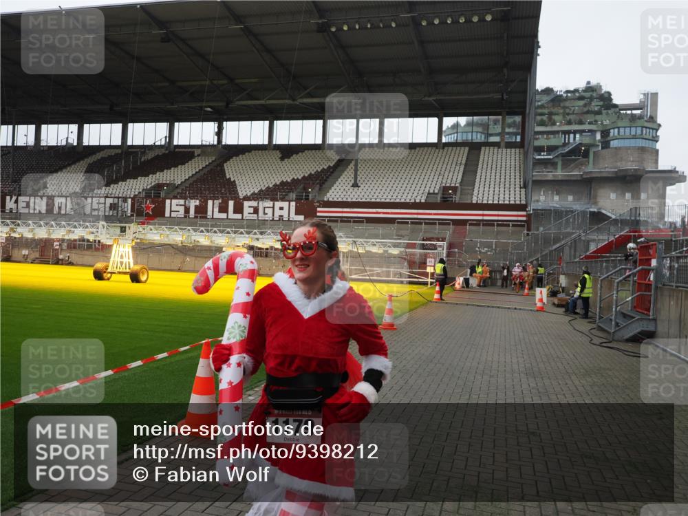 07.12.2025 - St. Pauli X-Mass-Run No. 15 Fabian Wolf http://msf.ph/oto/9398212 07.12.2025 10:49:35 Ziel 157, 890, 1179, 1273, 1274, 1663, 2299, 2301, 2421 meine-sportfotos.de