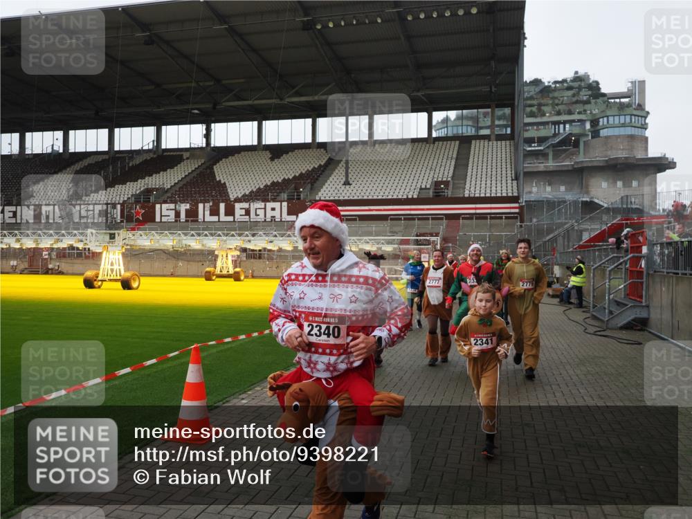 07.12.2025 - St. Pauli X-Mass-Run No. 15 Fabian Wolf http://msf.ph/oto/9398221 07.12.2025 10:49:49 Ziel 916, 1035, 1232, 2100, 2201, 2338, 2340, 2341, 2777, 2779, 3026, 3030, 3380 meine-sportfotos.de