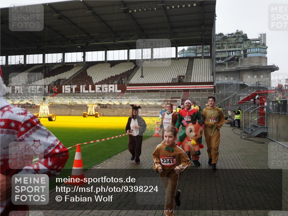 07.12.2025 - St. Pauli X-Mass-Run No. 15 Fabian Wolf http://msf.ph/oto/9398224 07.12.2025 10:49:49 Ziel 916, 1035, 1232, 2100, 2201, 2338, 2340, 2341, 2777, 2779, 3026, 3030, 3380 meine-sportfotos.de