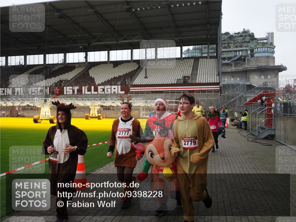 07.12.2025 - St. Pauli X-Mass-Run No. 15 Fabian Wolf http://msf.ph/oto/9398228 07.12.2025 10:49:51 Ziel 916, 1035, 1232, 2100, 2201, 2338, 2340, 2341, 2777, 2779, 3026, 3030, 3380 meine-sportfotos.de