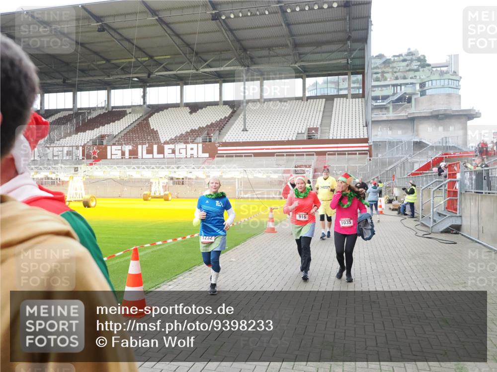 07.12.2025 - St. Pauli X-Mass-Run No. 15 Fabian Wolf http://msf.ph/oto/9398233 07.12.2025 10:49:52 Ziel 916, 1035, 1232, 2100, 2201, 2338, 2340, 2341, 2777, 2779, 3026, 3030, 3380 meine-sportfotos.de