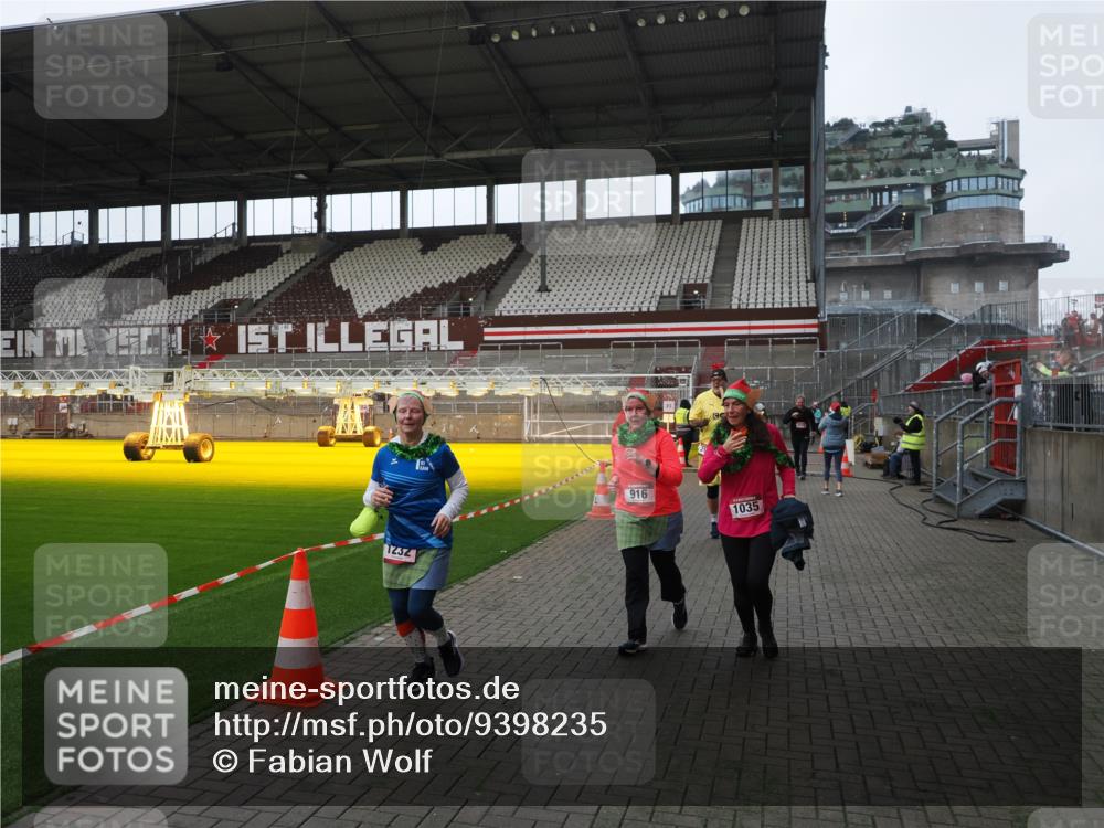 07.12.2025 - St. Pauli X-Mass-Run No. 15 Fabian Wolf http://msf.ph/oto/9398235 07.12.2025 10:49:52 Ziel 916, 1035, 1232, 2100, 2201, 2338, 2340, 2341, 2777, 2779, 3026, 3030, 3380 meine-sportfotos.de