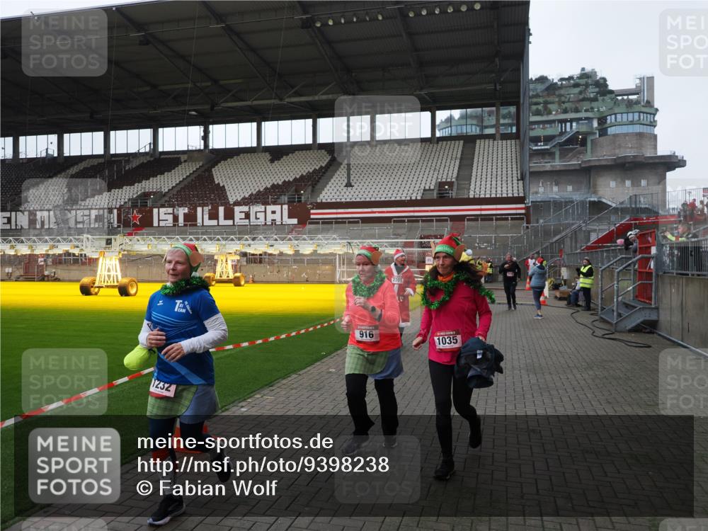 07.12.2025 - St. Pauli X-Mass-Run No. 15 Fabian Wolf http://msf.ph/oto/9398238 07.12.2025 10:49:53 Ziel 916, 1035, 1232, 2100, 2201, 2338, 2340, 2341, 2777, 2779, 3026, 3030, 3380 meine-sportfotos.de
