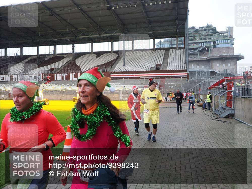 07.12.2025 - St. Pauli X-Mass-Run No. 15 Fabian Wolf http://msf.ph/oto/9398243 07.12.2025 10:49:54 Ziel 916, 1035, 1232, 2100, 2201, 2338, 2340, 2341, 2777, 2779, 3026, 3030, 3380 meine-sportfotos.de